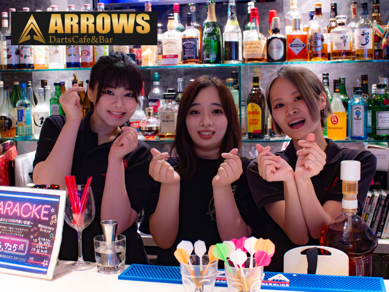 ARROWS博多のスタッフとバーカウンター